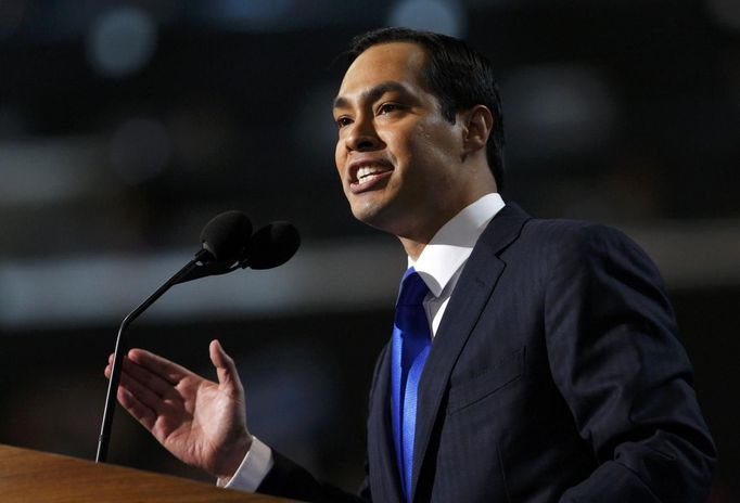 Keynote speaker and San Antonio, Texas Mayor Julian Castro addresses the first session of the Democratic National Convention in Charlotte, North Carolina, September 4, 2012. REUTERS/Jessica Rinaldi (UNITED STATES - Tags: POLITICS ELECTIONS) Published: Zář. 5, 2012, 2:27 dop.