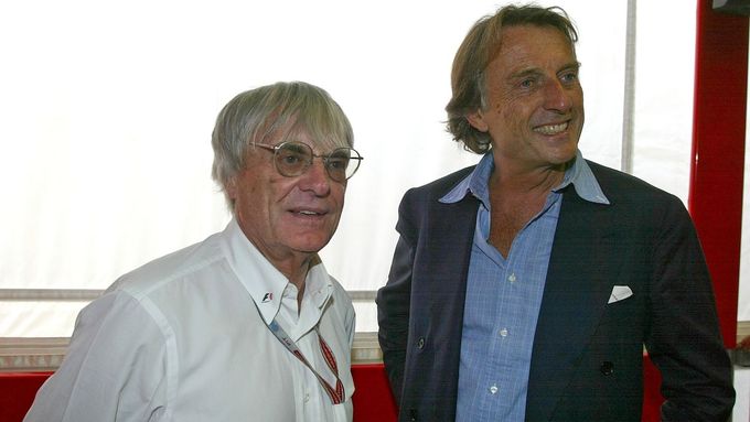 Bernie Ecclestone a Luca di Montezemolo zachovávají před novináři povinný úsměv.