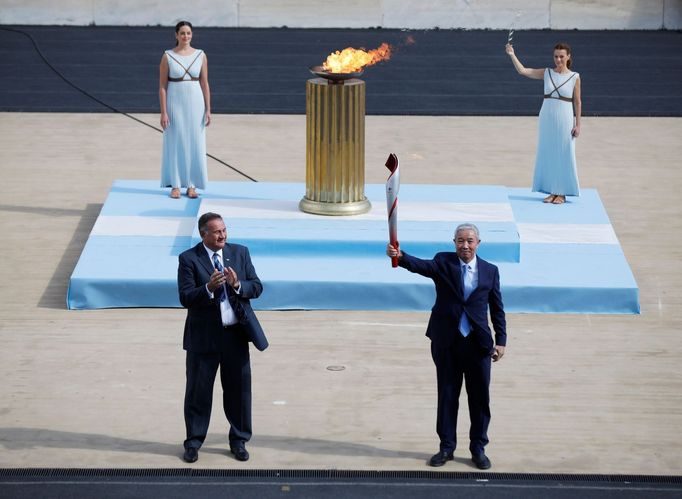 Pořadatelé zimních her v Pekingu převzali v Aténách olympijský oheň