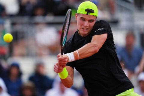 Menšík - Norrie. Vyrovnanou první sadu rozhoduje tie-break