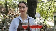 Ceny zvyšuje i tlak na růst mezd. Mladí Albánci totiž často odcházejí za lepším výdělkem do EU a podnikatelé v cestovním ruchu mají problém najít zaměstnance.