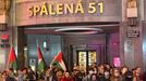 Propalestinští protestující zablokovali na Národní třídě dopravu. Nemohla projet auta ani hromadná doprava včetně tramvají.