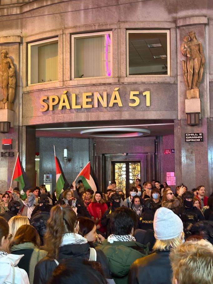 Propalestinští protestující zablokovali na Národní třídě dopravu. Nemohla projet auta ani hromadná doprava včetně tramvají.