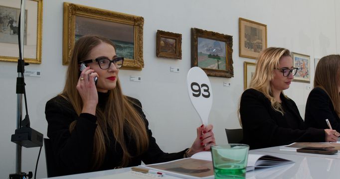 Z dokumentárního snímku Má to cenu!? režiséra Jana Strejcovského, který ukazuje zákulisí trhu s výtvarným uměním.