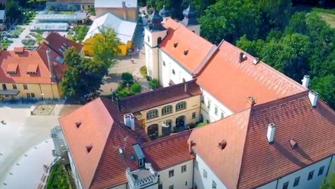 Jediné specializované zařízení pro léčebné pobyty lidé s roztroušenou sklerózou se nachází v barokním areálu nedaleko Dvora Králového.
