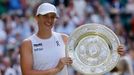 Iga Šwiateková s trofejí pro vítězku Wimbledonu 2025