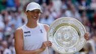 Iga Šwiateková s trofejí pro vítězku Wimbledonu 2025
