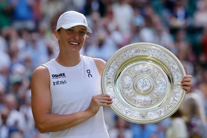 Iga Šwiateková s trofejí pro vítězku Wimbledonu 2025