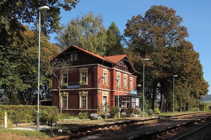 Rynoltice, okres Liberec. "Tomuto stotřináctiletému nádraží přeji, ať to takhle vydrží a ať kolem něj zase brzy začnou jezdit vlaky! Nyní zde probíhá výluka kvůli sesuvu trati. No, já vlastně přihlašuji do soutěže nádraží t. č. bez vlaků, ale naše," uvádí pisatel, jenž do ročníku 2013 přihlásil Rynoltice.