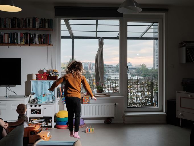 V bytě vychovávají dva potomky.