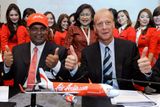 Jedním z nich byl Tony Fernandes, šéf malajských AirAsia, který s Endersem uzavřel kontrakt na 200 letadel za 17 miliard dolarů.