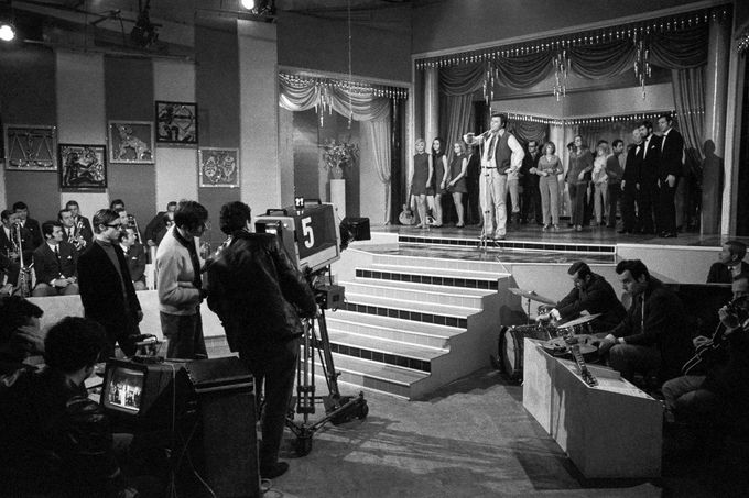 Zpěvák Karel Černoch na natáčení televizního silvestrovského večera "Vesele do Nového roku" v Kostelci nad Černými lesy. 22. 12. 1969