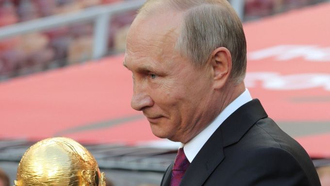 Vladimir Putin se polaskal s trofejí pro mistra světa, nevěří však, že by v jeho zemi zůstala i po skončení šampionátu