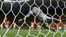 MS 2014, Brazílie-Kolumbie: James Rodriguez dává gól z penalty Julio Cesarovi