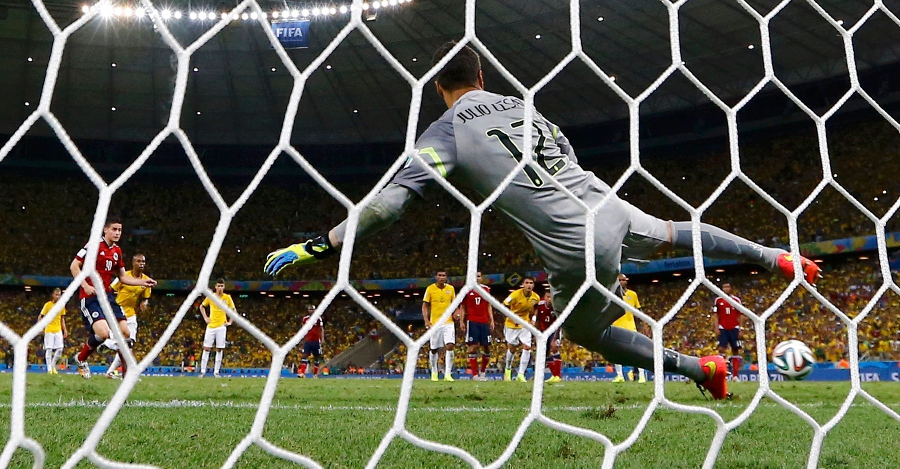 MS 2014, Brazílie-Kolumbie: James Rodriguez dává gól z penalty Julio Cesarovi
