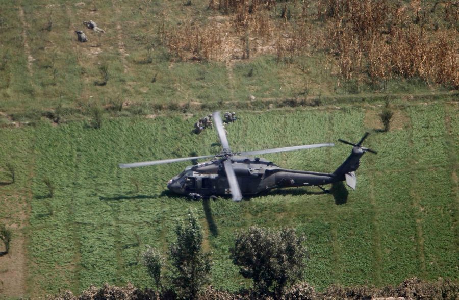 Nahlédněte mezi ostré hochy na základně U.S. Air Force v Kandaháru