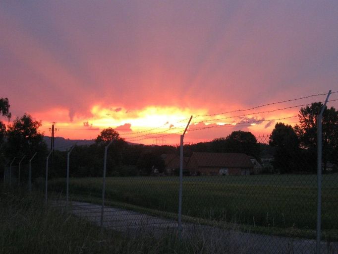 "fotografie pořízené 18.6.2012 při západu slunce v Třebovicích u České Třebové"