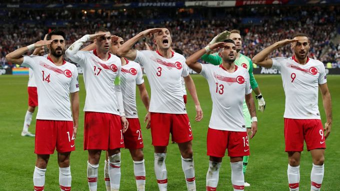 Turečtí fotbalisté slaví salutováním vyrovnávací gól v kvalifikačním klání proti Francii.