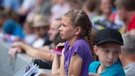 Loňský ročník Zlaté tretry se po ukončení kariéry jamajského sprintera Usaina Bolta potýkal s poklesem návštěvnosti. Ani letos nebyl vítkovický stadion plný, ale fanynky a fanoušci přišli podpořit své atletické hrdiny ve vyšším počtu.