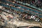 V indické Kalkatě se zřítil stometrový nadjezd. Konstrukce zabila nejméně 21 lidí, 150 jich uvěznila