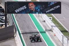 Mercedes ukázal další strategické kouzlo, které nasměrovalo Hamiltona k vítězství