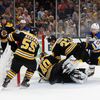 7. finále NHL 2018/19, Boston - St. Louis: Tuukka Rask a Zdeno Chára zasahují proti šanci Jadena Schwartze.