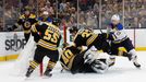 7. finále NHL 2018/19, Boston - St. Louis: Tuukka Rask a Zdeno Chára zasahují proti šanci Jadena Schwartze.