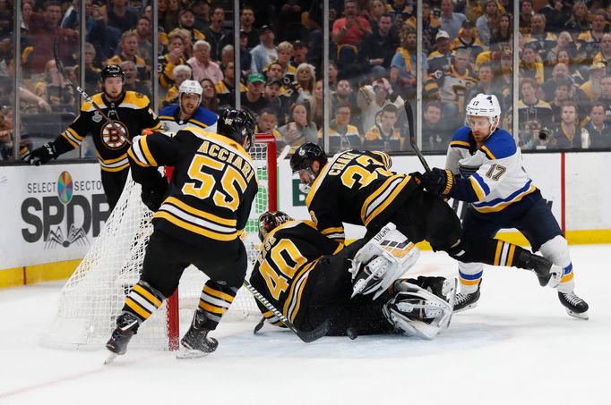 7. finále NHL 2018/19, Boston - St. Louis: Tuukka Rask a Zdeno Chára zasahují proti šanci Jadena Schwartze.