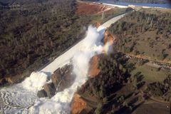 Expert: Kalifornii katastrofa nehrozí. České přehrady jsou hlídané, protrhnout se může leda rybník