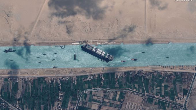 Kontejnerová loď Ever Given, která uvázla v Suezském průplavu