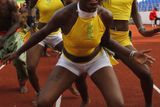 Kromě rozmarů počasí ovšem šampionát přináší atraktivní zábavu. Takto rozehřívají fanoušky tanečnice z Gabonu.