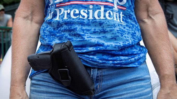 Ozbrojená žena na předvolebním shromáždění prezidenta Donalda Trumpa.