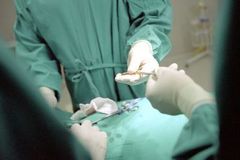 Pacient zastřelil chirurga po operaci nosu a uší. Pak obrátl zbraň proti sobě