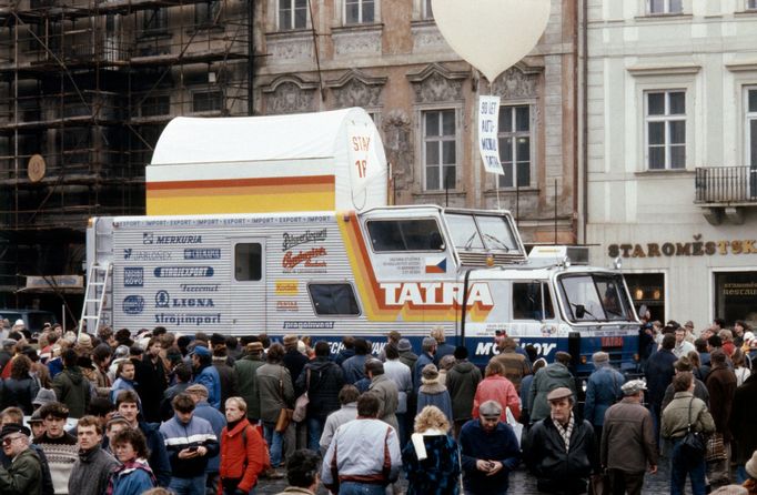 Na jízdu kolem světa vyjel 18.března 1987 z Prahy kamion Tatra 815 GTC. Snímek ze Staroměstského náměstí.