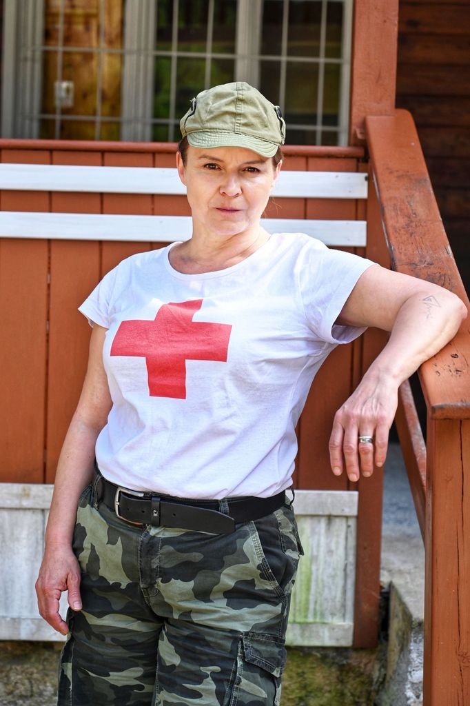 Halka Třešňáková v roli zdravotnice Petry ve filmu Naše léto.