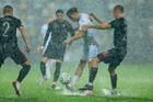 Angličtí sudí nechali Spartu hrát v kaluži. Po dvanácti minutách si to rozmysleli