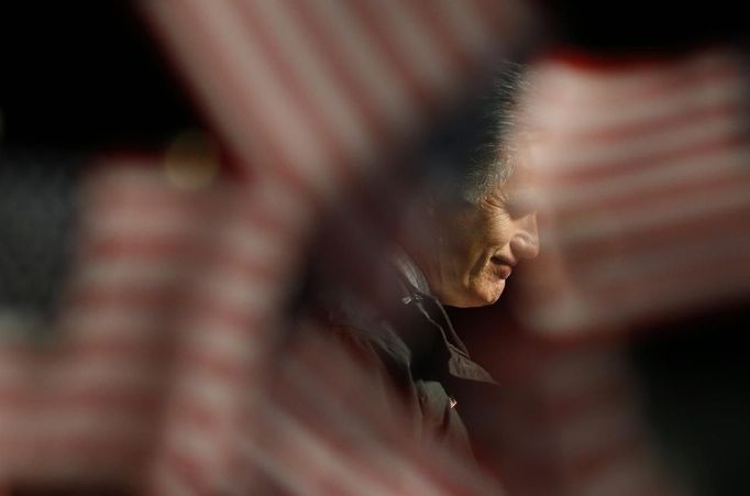 Republican presidential nominee Mitt Romney pauses while speaking at a campaign rally in Newport News, Virginia November 4, 2012. REUTERS/Brian Snyder (UNITED STATES - Tags: POLITICS ELECTIONS USA PRESIDENTIAL ELECTION) Published: Lis. 5, 2012, 5:19 dop.