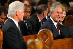 Periskop: Exprezident Bush nejen maluje, ale umí i číst