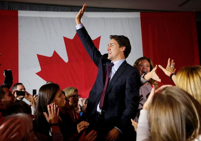 Justin Trudeau, budoucí premiér Kanady, se raduje z volebního vítězství