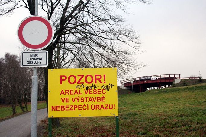 Běžecký areál Vesec se nachází několik minut cesty automobilem od skokanských můstků. Právě on nechvalně proslul při loňské generálce, kdy pořadatelům nepřálo počasí a museli svážet sníh z Jizerských hor. I ten je zcela hotový a staví se jen mobilní tribuny