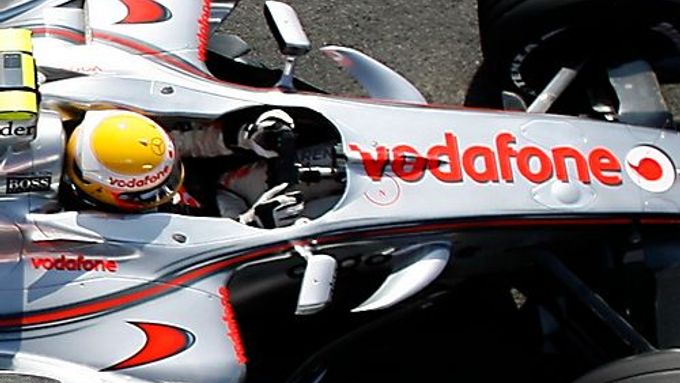 Lewis Hamilton v kokpitu McLarenu při kvalifikaci v Monze.