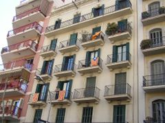 Téměř každý dům je ověšen katalánskými vlajkami.