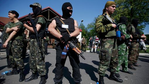 Proruští ozbrojenci před doněckým domem oligarchy Rinata Achmetova. Nejbohatší muž Ukrajiny vyhlásil separatistům boj.