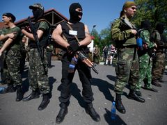 Proruští ozbrojenci před doněckým domem oligarchy Rinata Achmetova. Nejbohatší muž Ukrajiny vyhlásil separatistům boj.