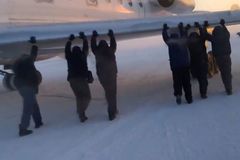 Letadlo v Rusku přimrzlo k ranveji. Cestující museli tlačit
