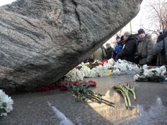 Květiny u památníku obětem politických represí (protivládní demonstrace v Moskvě, 15. prosince 2012)
