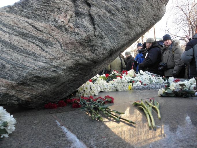 Květiny u památníku obětem politických represí (protivládní demonstrace v Moskvě, 15. prosince 2012)