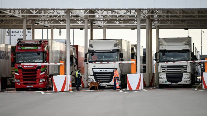 Kolaps v Eurotunelu. Britské firmy se chtějí zásobit, fronta aut se táhne 17 km