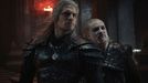 Henry Cavill jako Geralt a Kim Bodnia coby Vesemir.