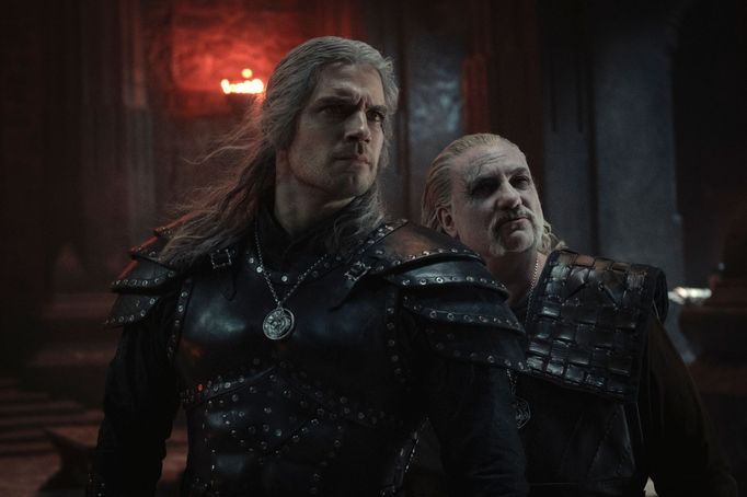 Henry Cavill jako Geralt a Kim Bodnia coby Vesemir.